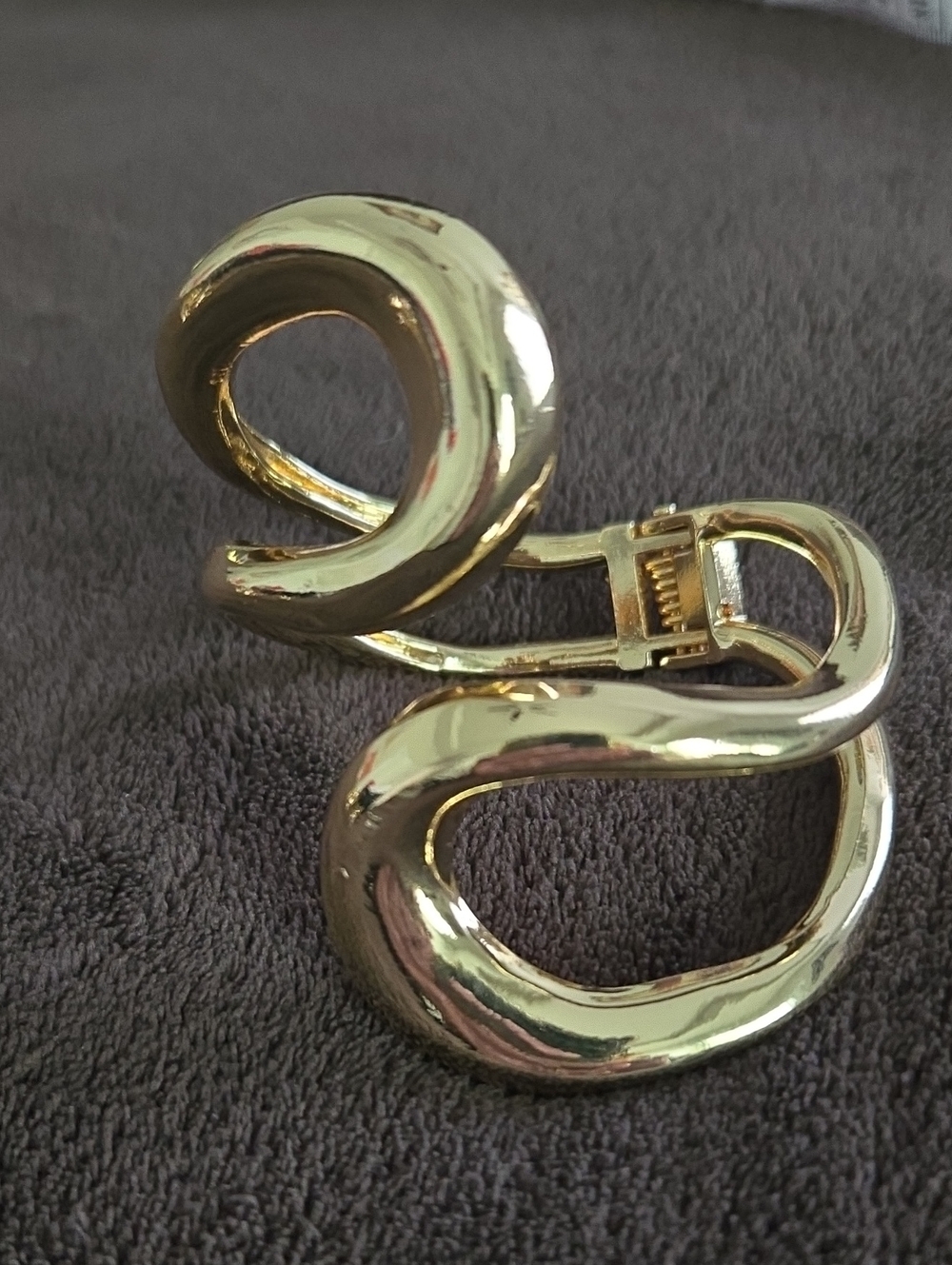 Trendy Sculptural Women Bracelet.